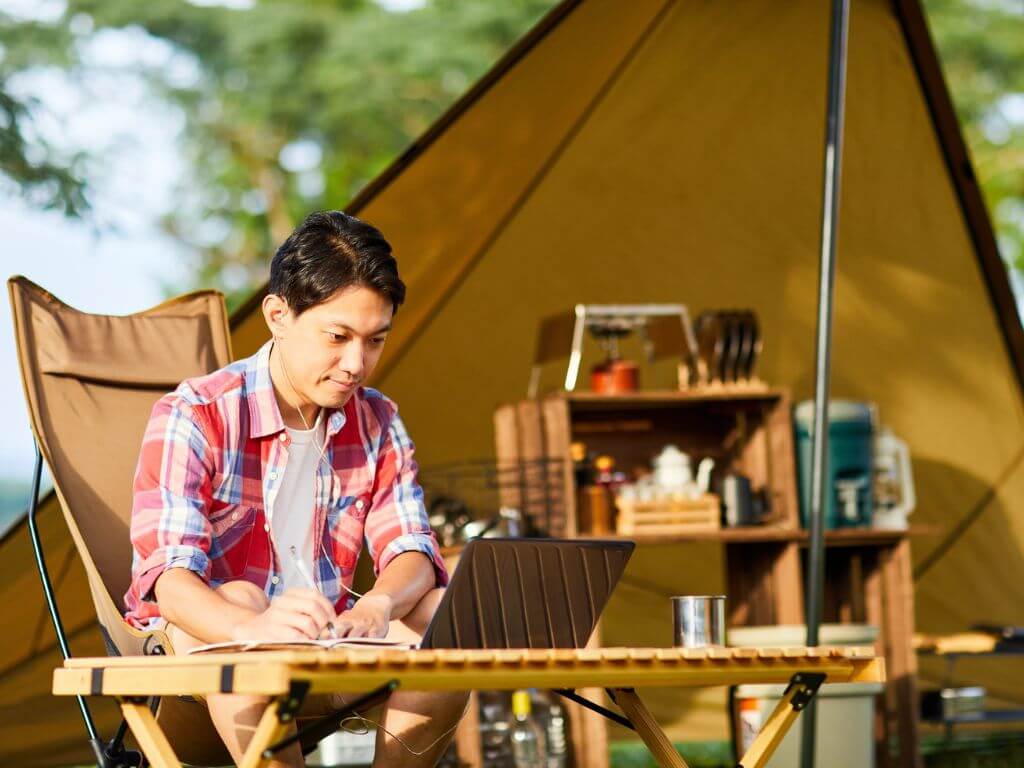 戶外AC移動電源露營電源筆電耳機使用