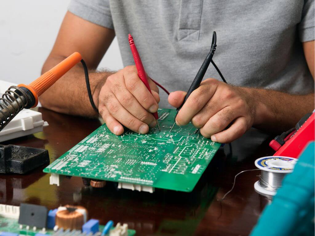 ProPowffer 團隊在測試 AC 移動電源電路板,象徵品牌從研發到製造的用心