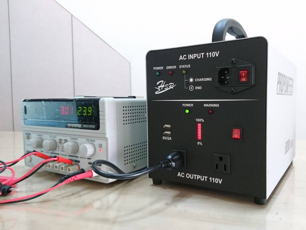 ProPowffer 電源與測試儀器並列,展現AC移動電源的品質驗證過程。每台電源皆經台灣研發團隊逐項檢測