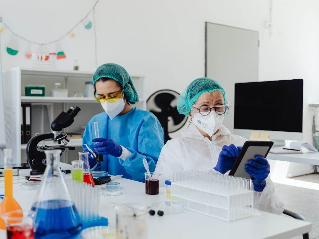 中科院實驗室操作示意,科研單位檢測 AC 移動電源